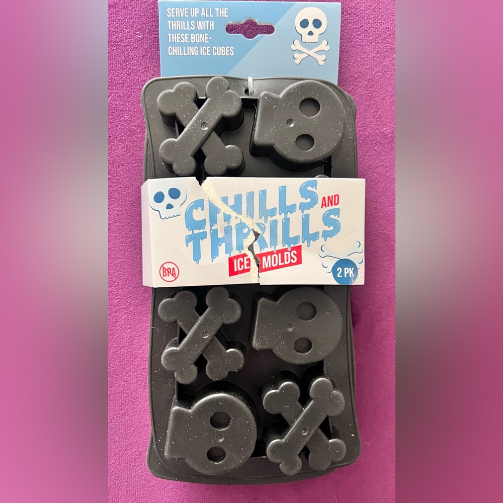 Skull and bones ice molds new in package